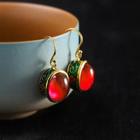 Boucles d'oreilles pendantes rondes en corindon rouge de KarmaRipple