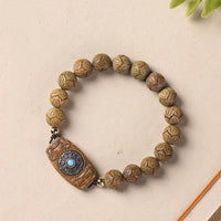Bracelet apaisant Om Mani Padme Hum en bois de santal vert et bois d'ébène de KarmaRipple