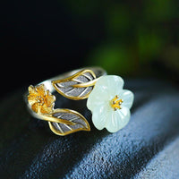 Bague porte-bonheur en bronze plaqué argent 925, jade ivoire, fleur de prunier et feuille de fortune de KarmaRipple