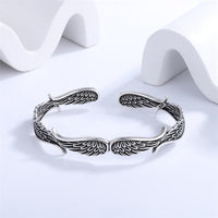 Bracelet manchette porte-bonheur sculpté à motif de plumes d'ailes d'ange de KarmaRipple