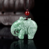 Collier avec pendentif en jade éléphant de KarmaRipple, symbole de la force et de la fortune