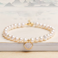Bracelet de perles talisman en coquillage plaqué or 14 carats avec perles authentiques de KarmaRipple