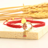 Bracelet tibétain fait main en fil rouge porte-bonheur avec motif de poisson koï et lotus de KarmaRipple