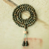 Bracelet Mala 108 perles en bois de santal vert et buis de lotus positif de KarmaRipple
