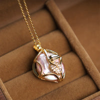 Collier pendentif en bronze plaqué or 18 carats avec perle baroque authentique et fleur de sincérité de KarmaRipple