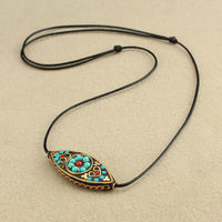 Collier avec pendentif en perles turquoises du Tibet de KarmaRipple, motif marquise, protection et force