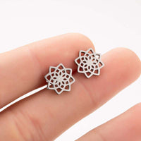 Boucles d'oreilles à tige « New Beginning » à motif de lotus tibétain de KarmaRipple