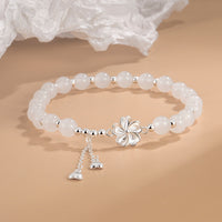 Bracelet porte-bonheur en jade ivoire et pétales de fleur de pêcher de KarmaRipple