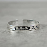 Bracelet en bronze ivoire avec mantra tibétain de KarmaRipple