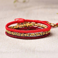 Bracelet tibétain porte-bonheur à 3 combinaisons de fils rouges de KarmaRipple