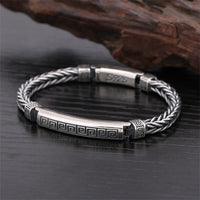 Bracelet porte-bonheur gravé à motif svastika de KarmaRipple