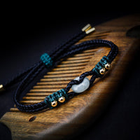 Bracelet en fil de jade avec boucle ronde de paix et de richesse de KarmaRipple