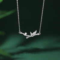 Collier pendentif en bronze et zircon, motif feuille de bambou, de KarmaRipple
