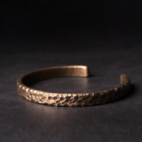 Bracelet manchette en bronze au design simple de KarmaRipple