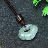 Collier pendentif en jade Tianshan de KarmaRipple, talisman chinois en soie dorée et jade, avec cadenas d'abondance