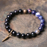 Bracelet en bronze avec pierre précieuse en obsidienne noire et sodalite de KarmaRipple
