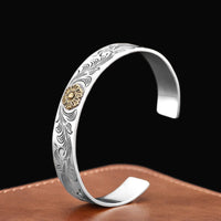 Bracelet porte-bonheur en bronze sculpté avec plumes et motif de fleurs de la dynastie Tang de KarmaRipple