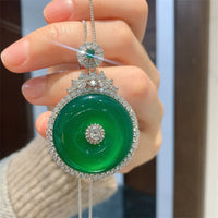 Collier avec pendentif rond en calcédoine verte et boucle de paix de KarmaRipple