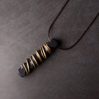 Collier pendentif en bronze et bois d'ébène du Tibet de KarmaRipple, symbole de la paix et de l'équilibre