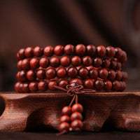 Bracelet de méditation Mala tibétain en bois de santal rouge à petites feuilles de KarmaRipple, 108 perles