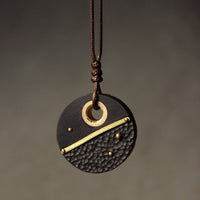 Collier pendentif rond en bronze et bois d'ébène, fait à la main par KarmaRipple