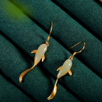 Boucles d'oreilles pendantes en jade à motif de poisson de KarmaRipple