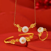 Collier, bracelet et bague avec pendentif en jade Hetian en forme de fleur de prunier, plaqué or et argent sterling 925 de KarmaRipple