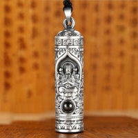 Collier avec pendentif de prospérité et projection du Bouddha du zodiaque chinois de KarmaRipple