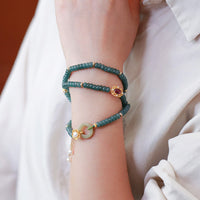 Bracelet triple tour en argent sterling 925 plaqué or avec fleur de jade cyan et boucle de paix de KarmaRipple