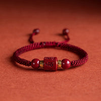 Bracelet tissé en cinabre tibétain gravé Om Mani Padme Hum de KarmaRipple