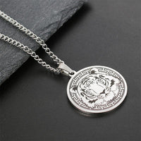 Collier de protection avec pendentif en acier titane et motif animal de KarmaRipple